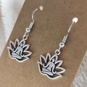 Meditáló lótuszvirágban fülbevaló